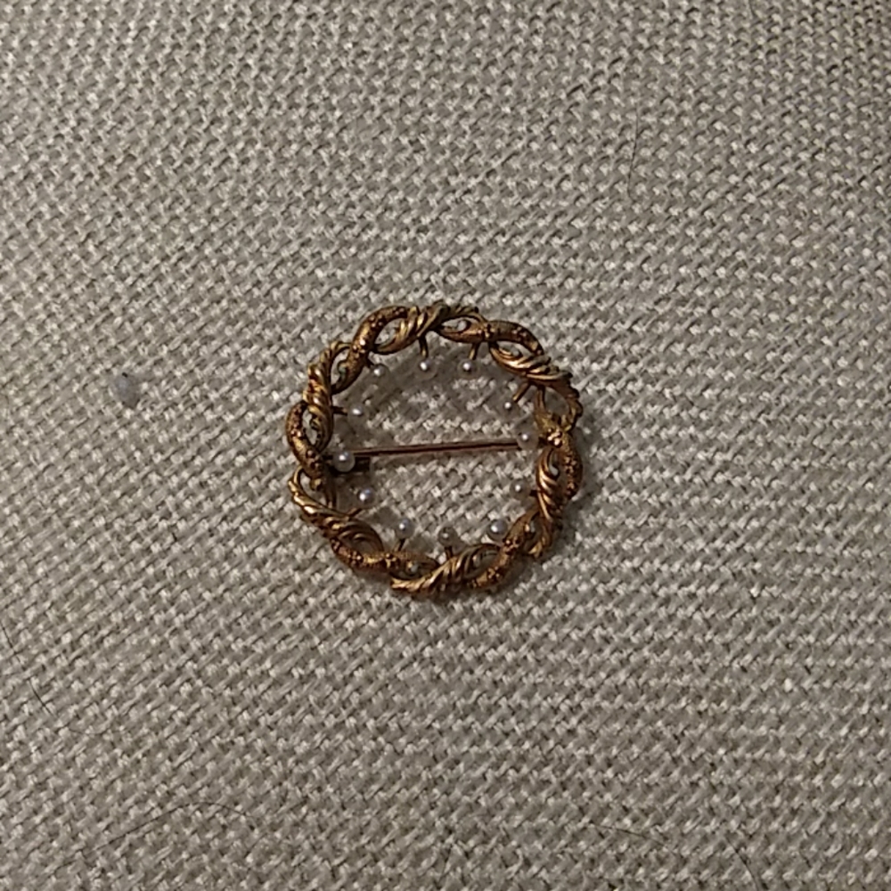 Vintage Wreath Pin